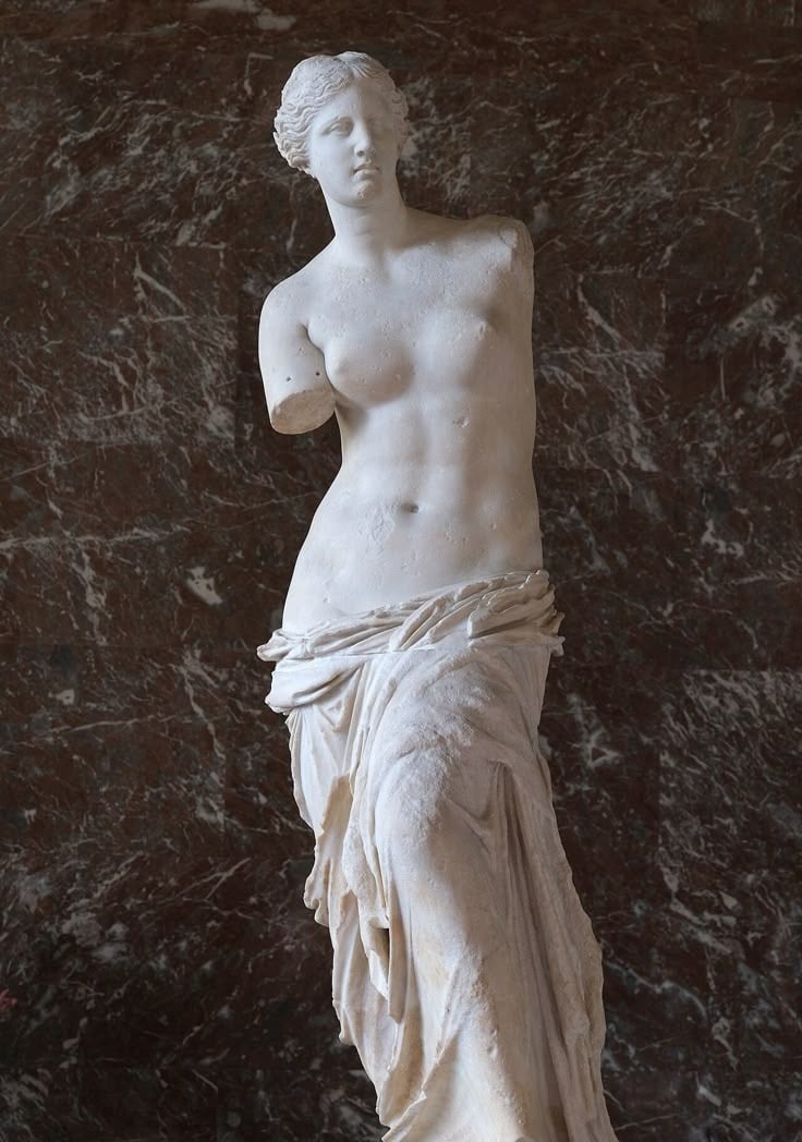 Sculptură clasică din marmură albă, pe fundal de marmură brună
