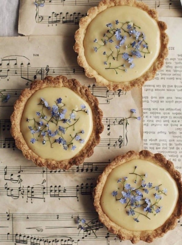 Tarte decorate cu flori pe o partitură
